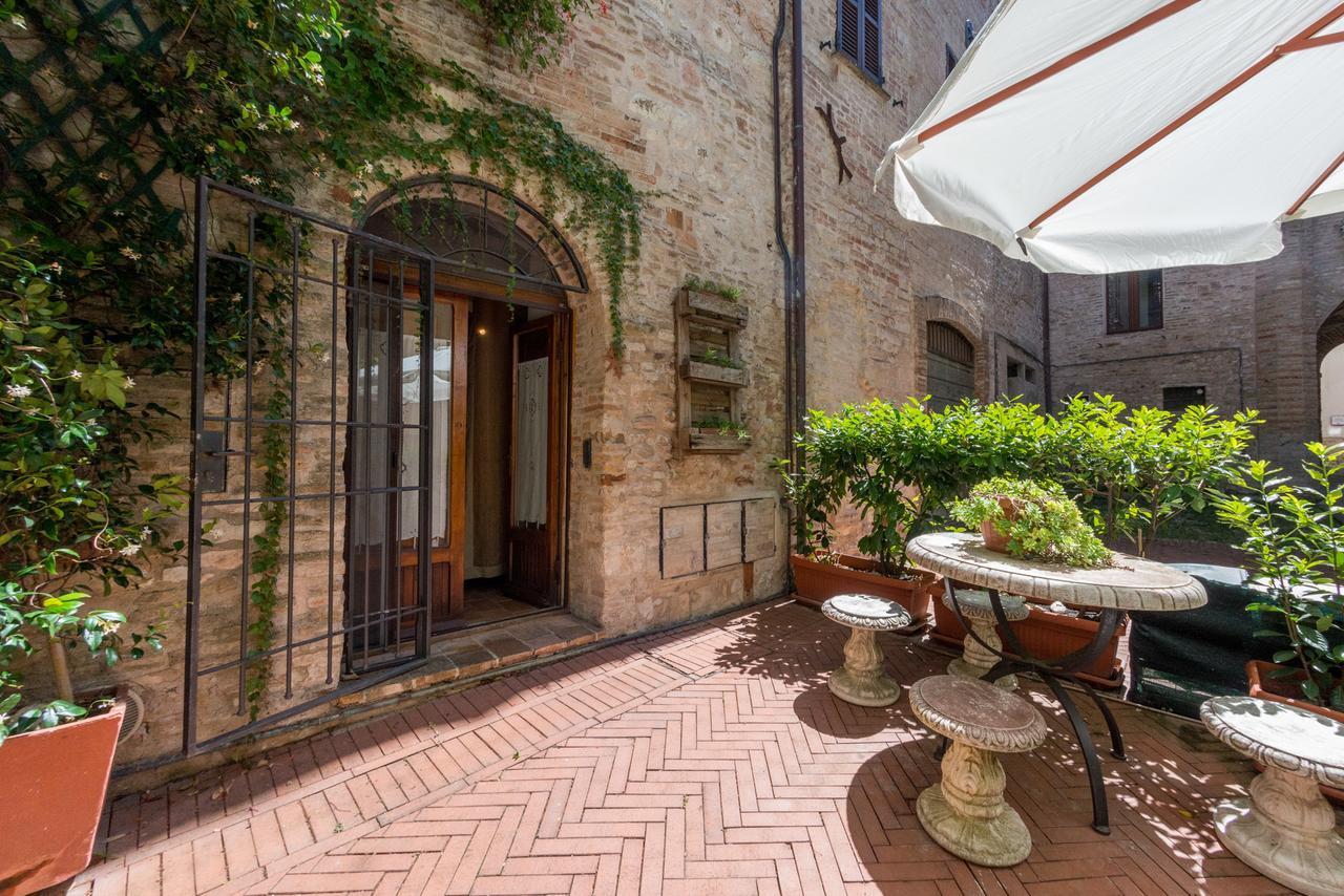 Appartamenti Turistici Vicolo S. Chiara Sassoferrato Dış mekan fotoğraf